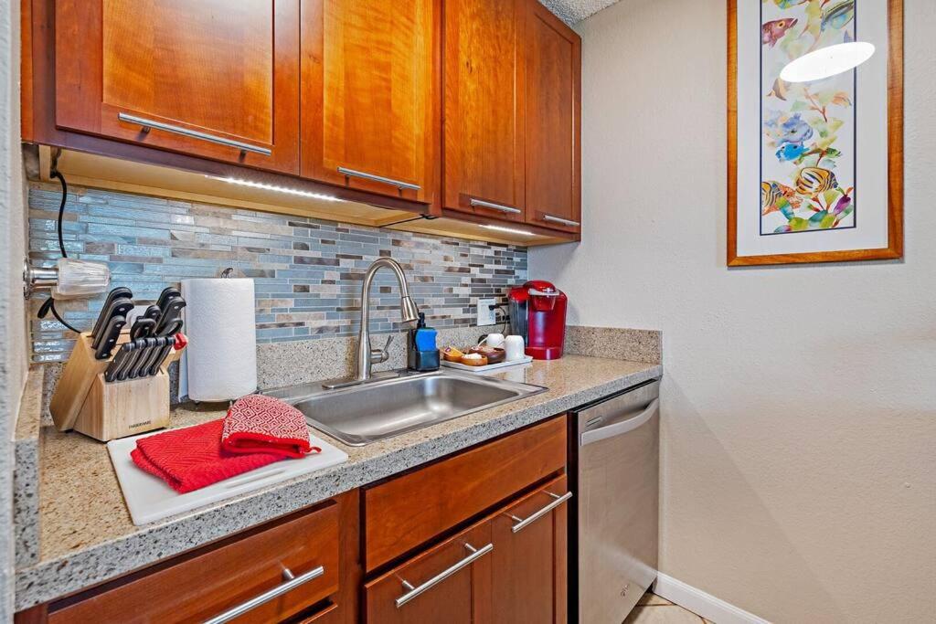 Maui Condo, 5 minute walk to the beach, 3 Pools, Tennis Courts, BBQs