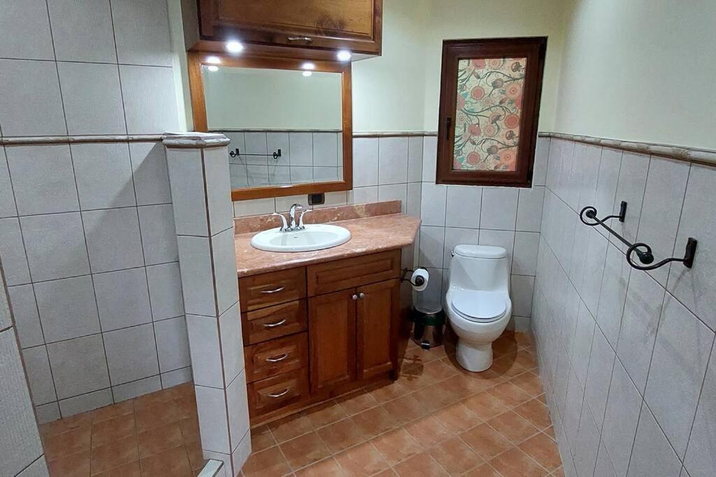 Beautiful 3BR Lakeshore House in Gated Community