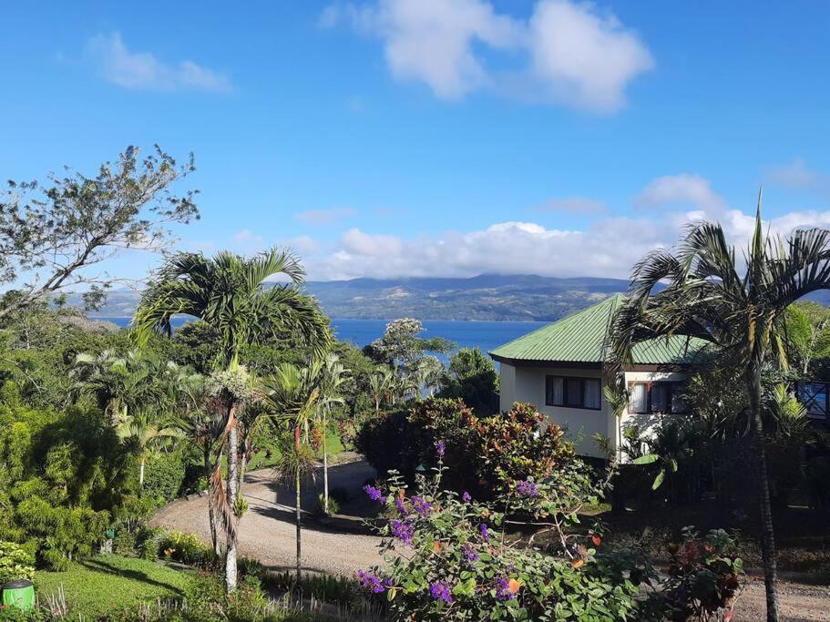 Beautiful 3BR Lakeshore House in Gated Community