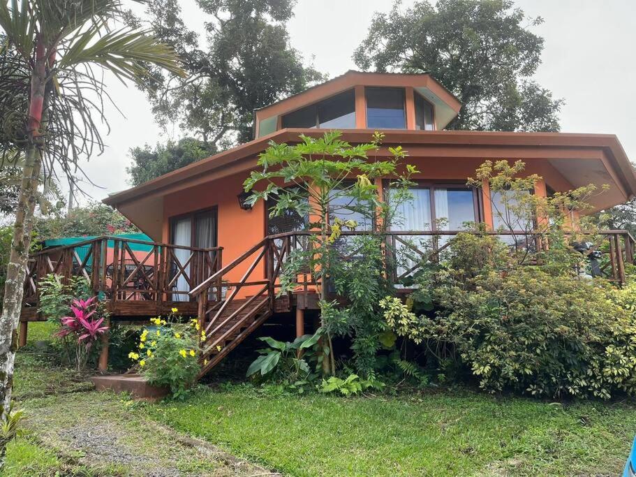Beautiful 3BR Lakeshore House in Gated Community