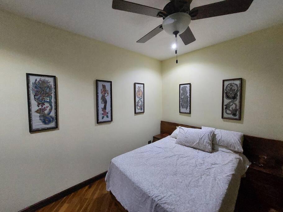 Beautiful 3BR Lakeshore House in Gated Community
