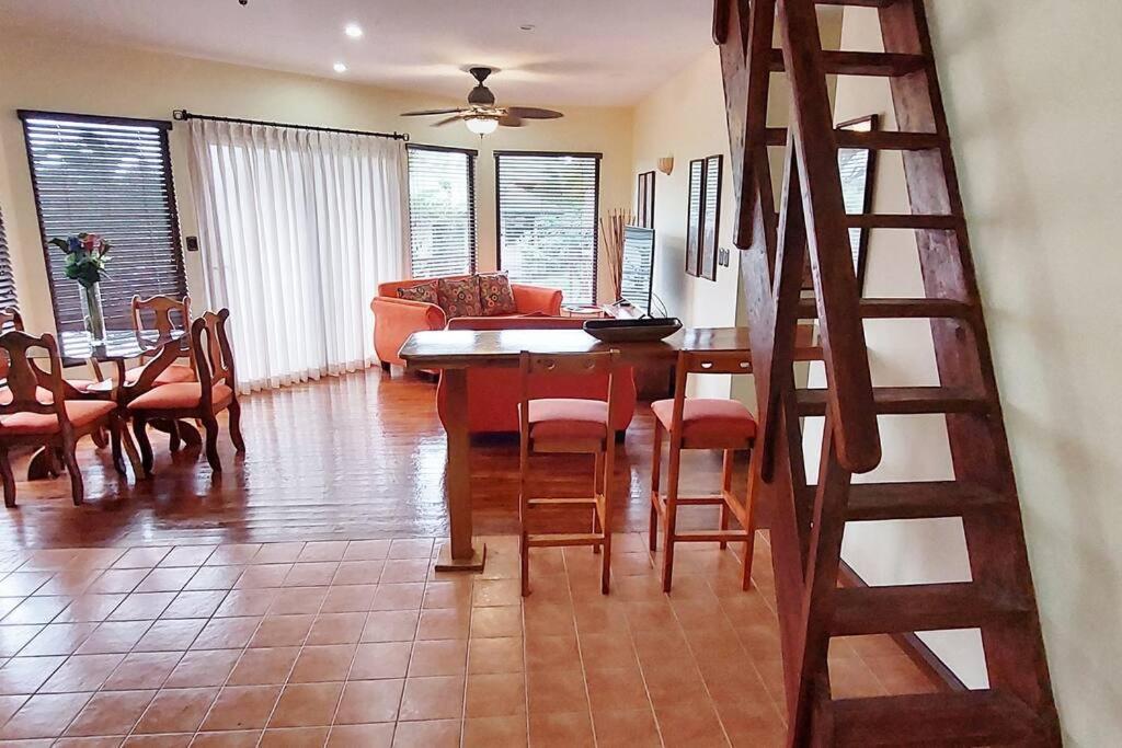 Beautiful 3BR Lakeshore House in Gated Community