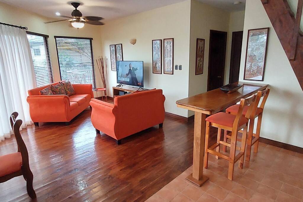 Beautiful 3BR Lakeshore House in Gated Community