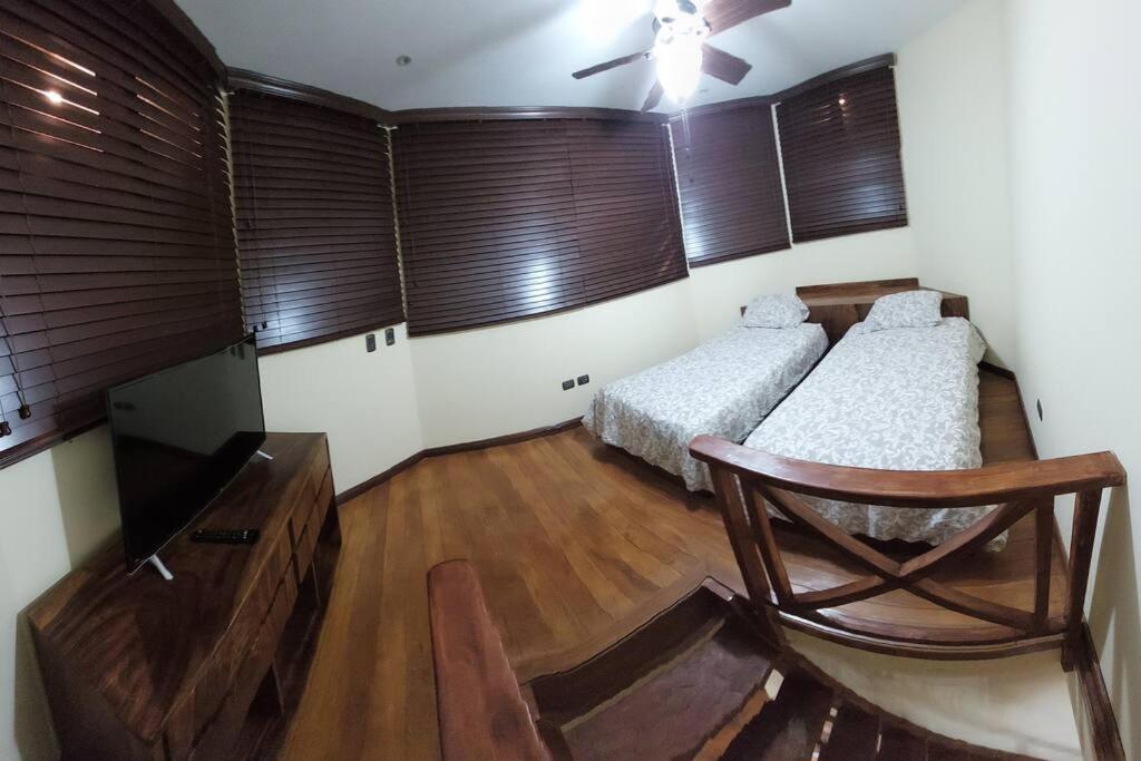 Beautiful 3BR Lakeshore House in Gated Community