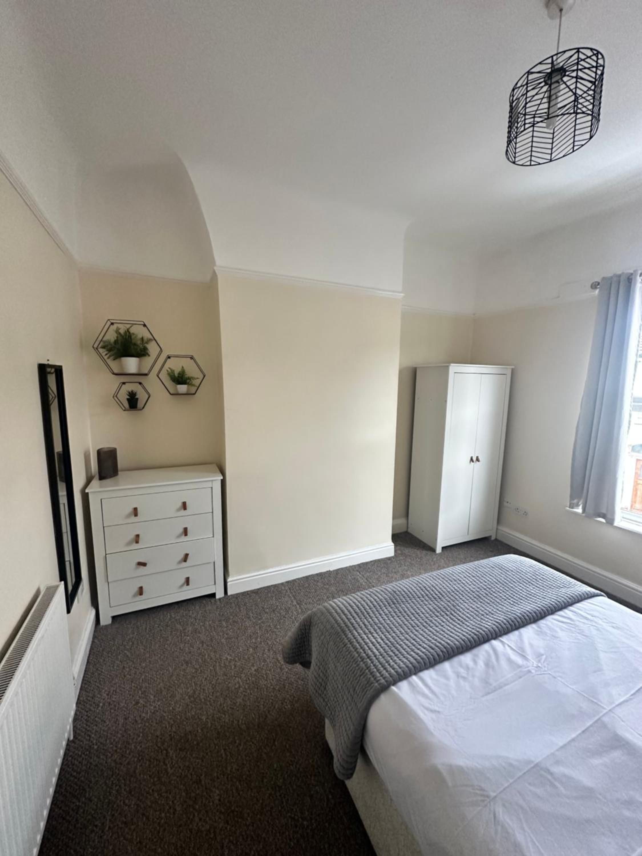 Modern 5 Bedroom House Near Lark Lane view 5