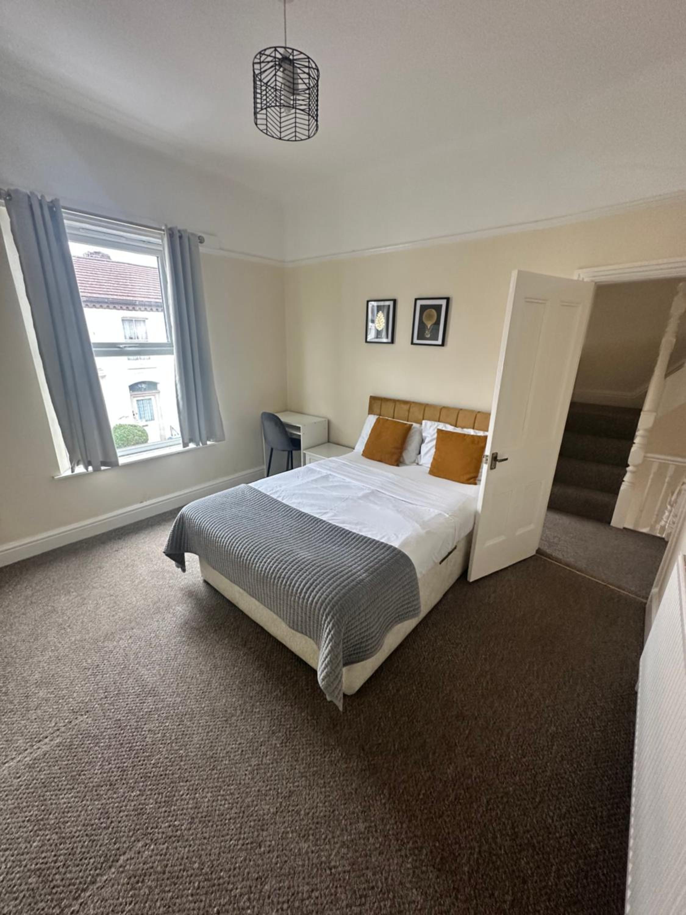 Modern 5 Bedroom House Near Lark Lane view 2