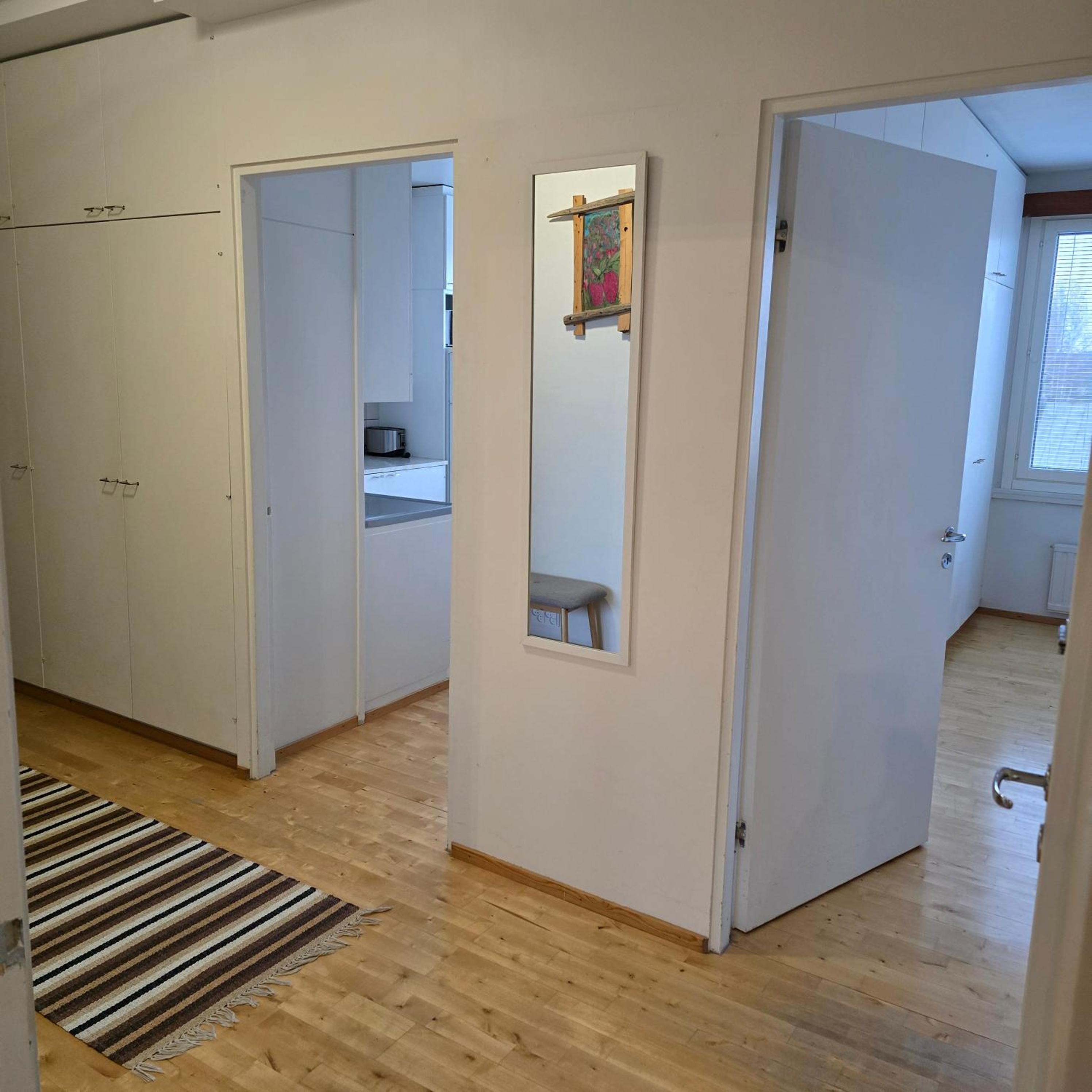 Avara ja kodikas huoneisto parvekkeella