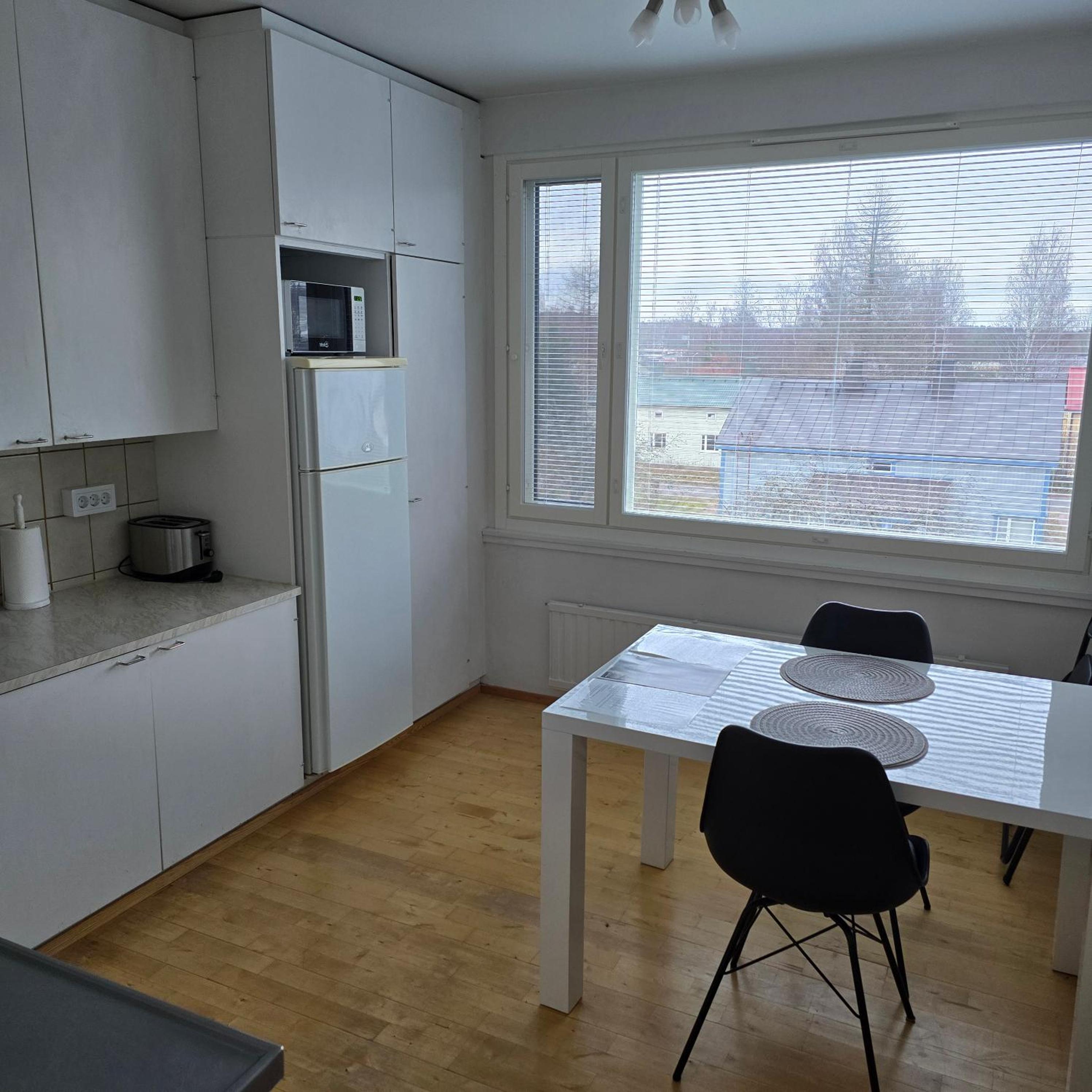 Avara ja kodikas huoneisto parvekkeella