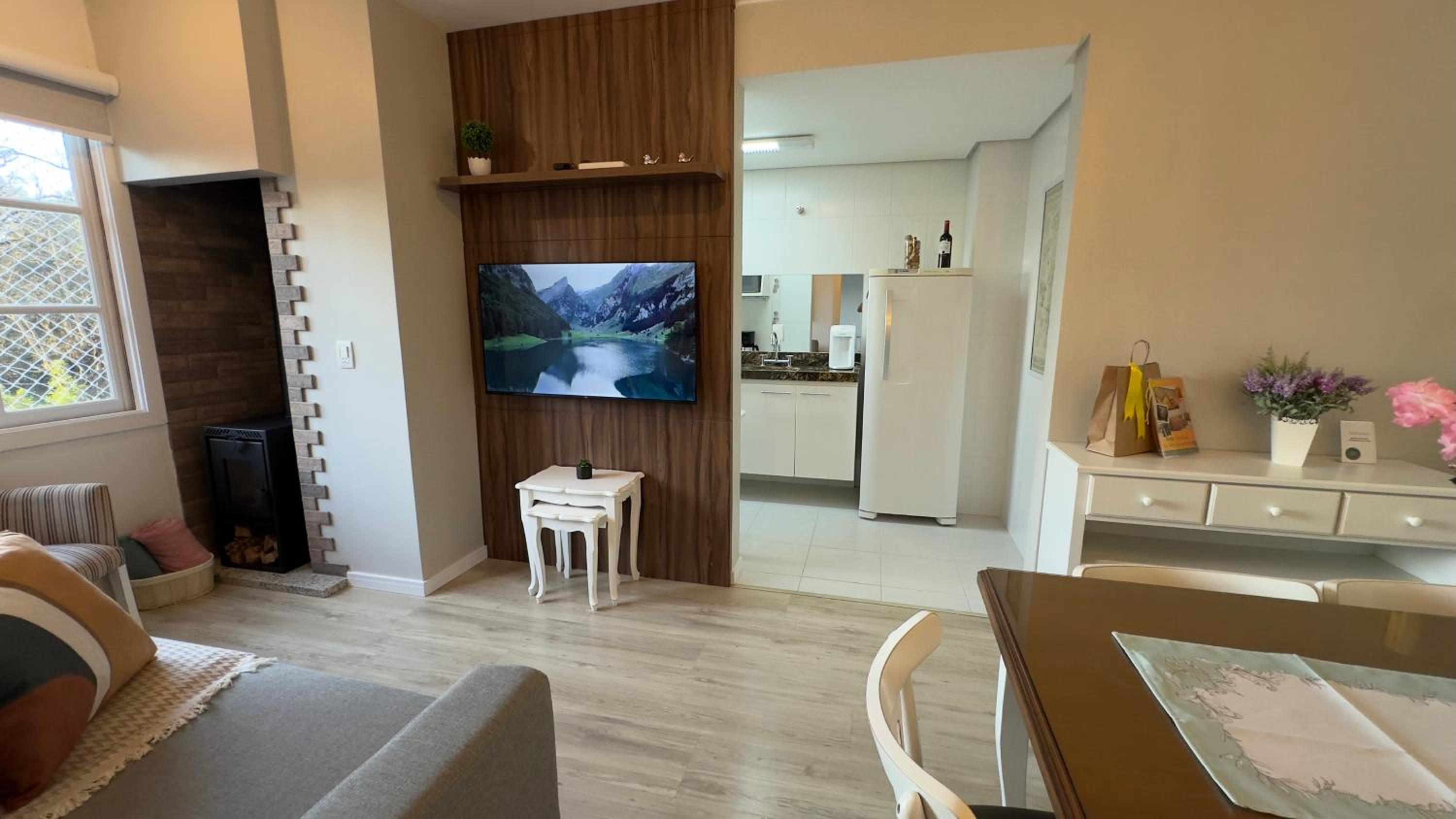 Apartamento à 10 min Centro para 06 Pessoas com Lareira, Ar condicionado e Wi-Fi Veloz