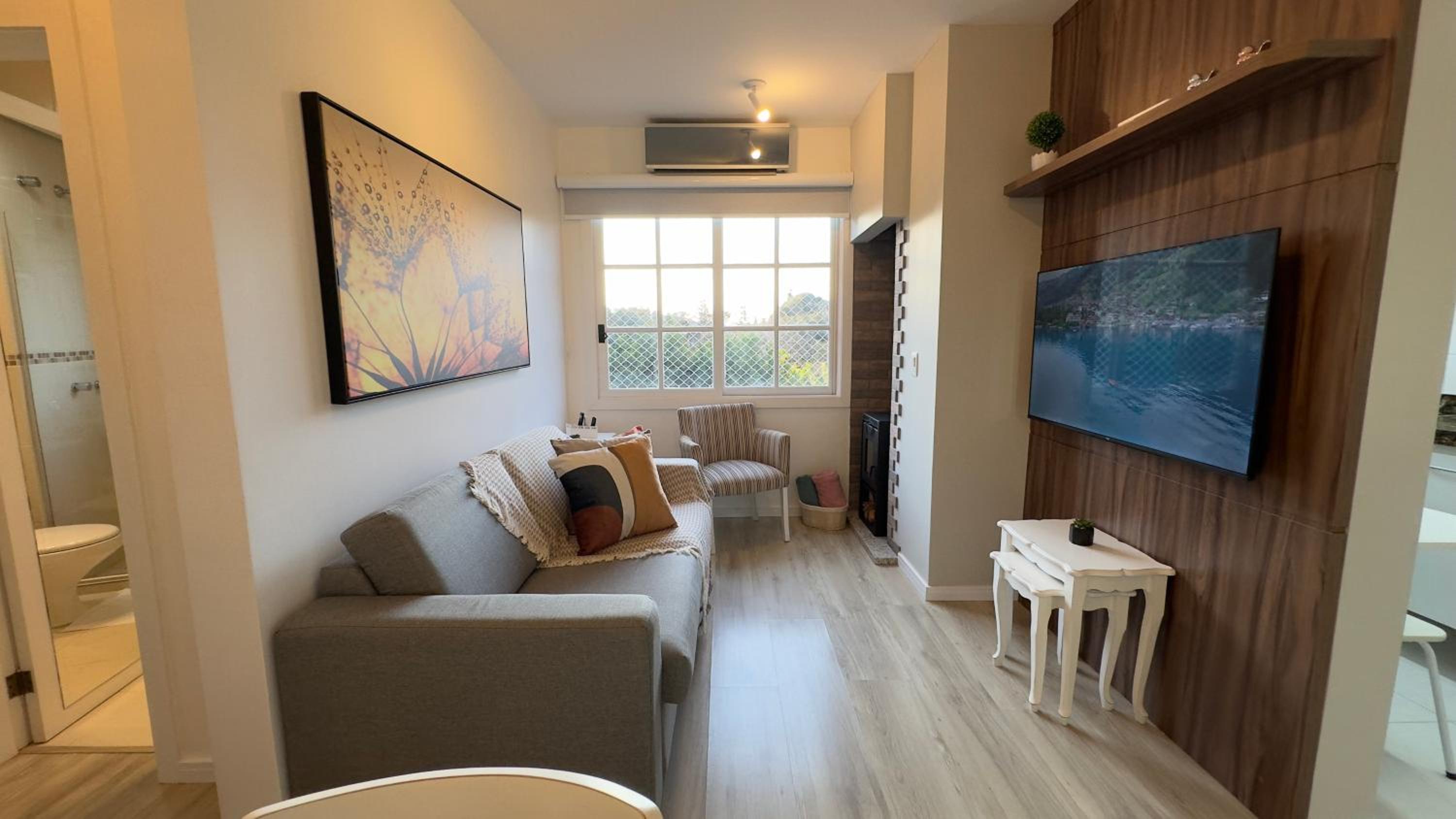 Apartamento à 10 min Centro para 06 Pessoas com Lareira, Ar condicionado e Wi-Fi Veloz