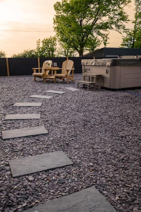 Hotel Lowern, Luxury Lodge & Hottub near Beaumaris - Image 1