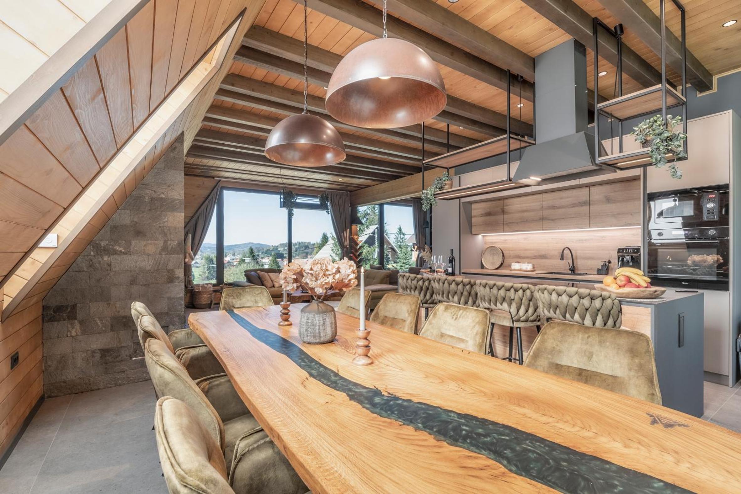 Cozy Chalet Forest Hill view 5