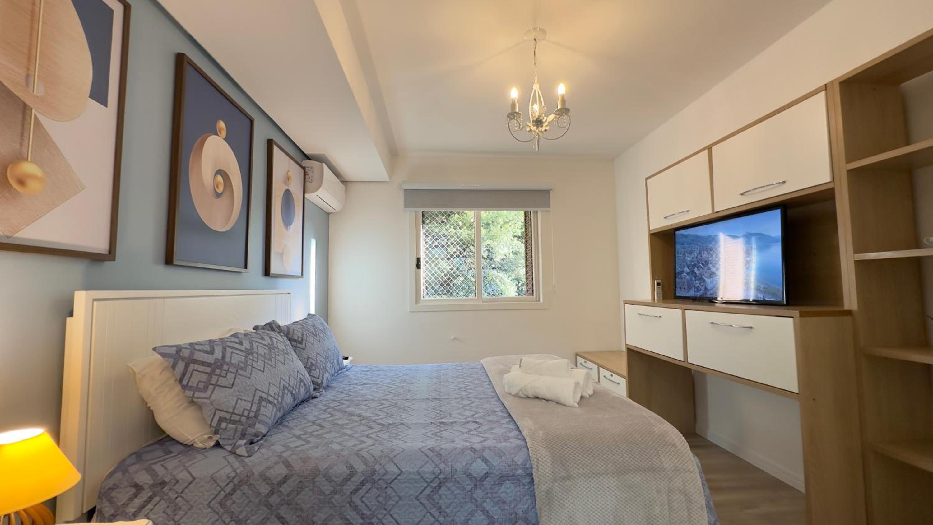 Apartamento à 10 min Centro para 06 Pessoas com Lareira, Ar condicionado e Wi-Fi Veloz