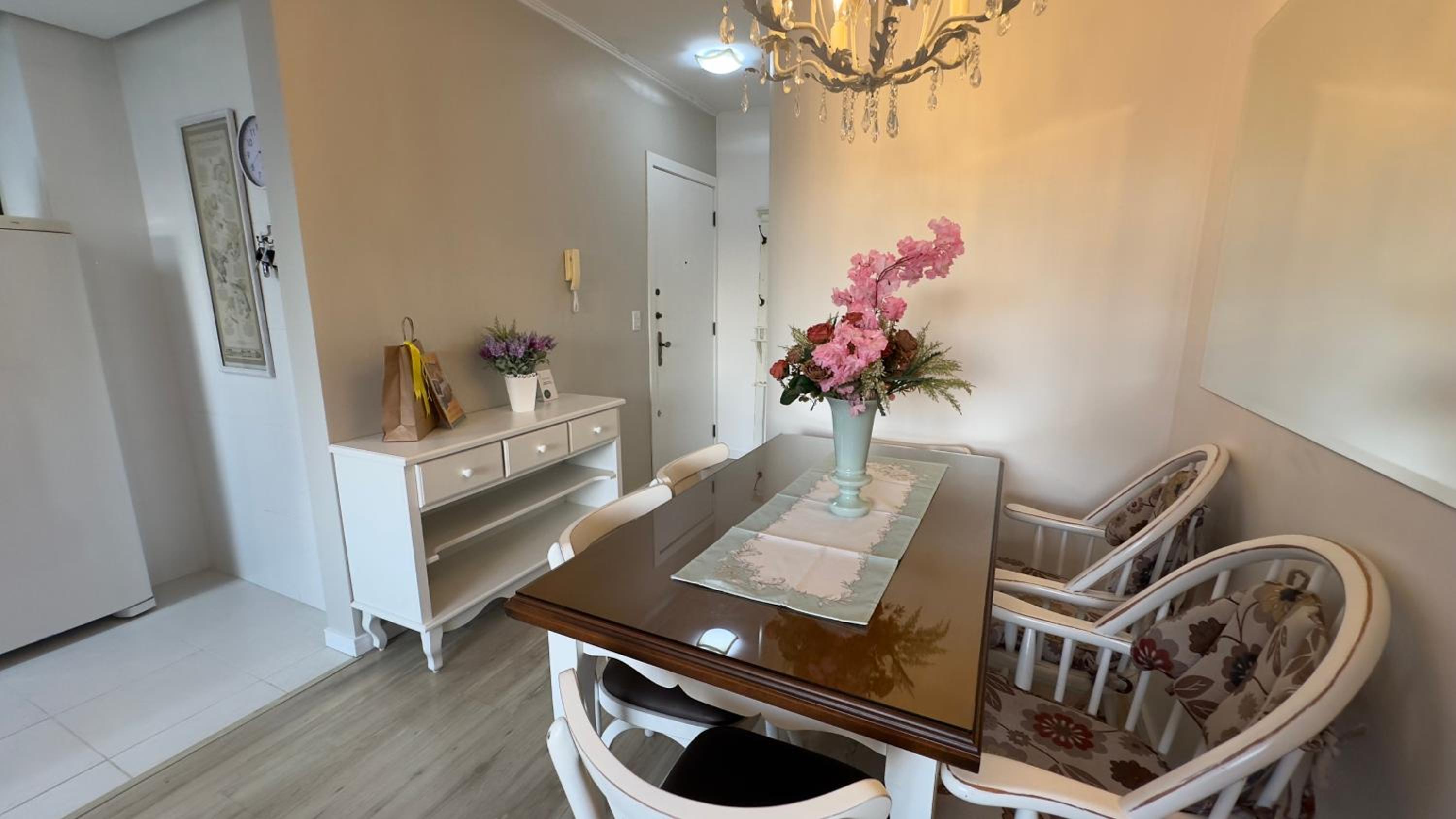 Apartamento à 10 min Centro para 06 Pessoas com Lareira, Ar condicionado e Wi-Fi Veloz