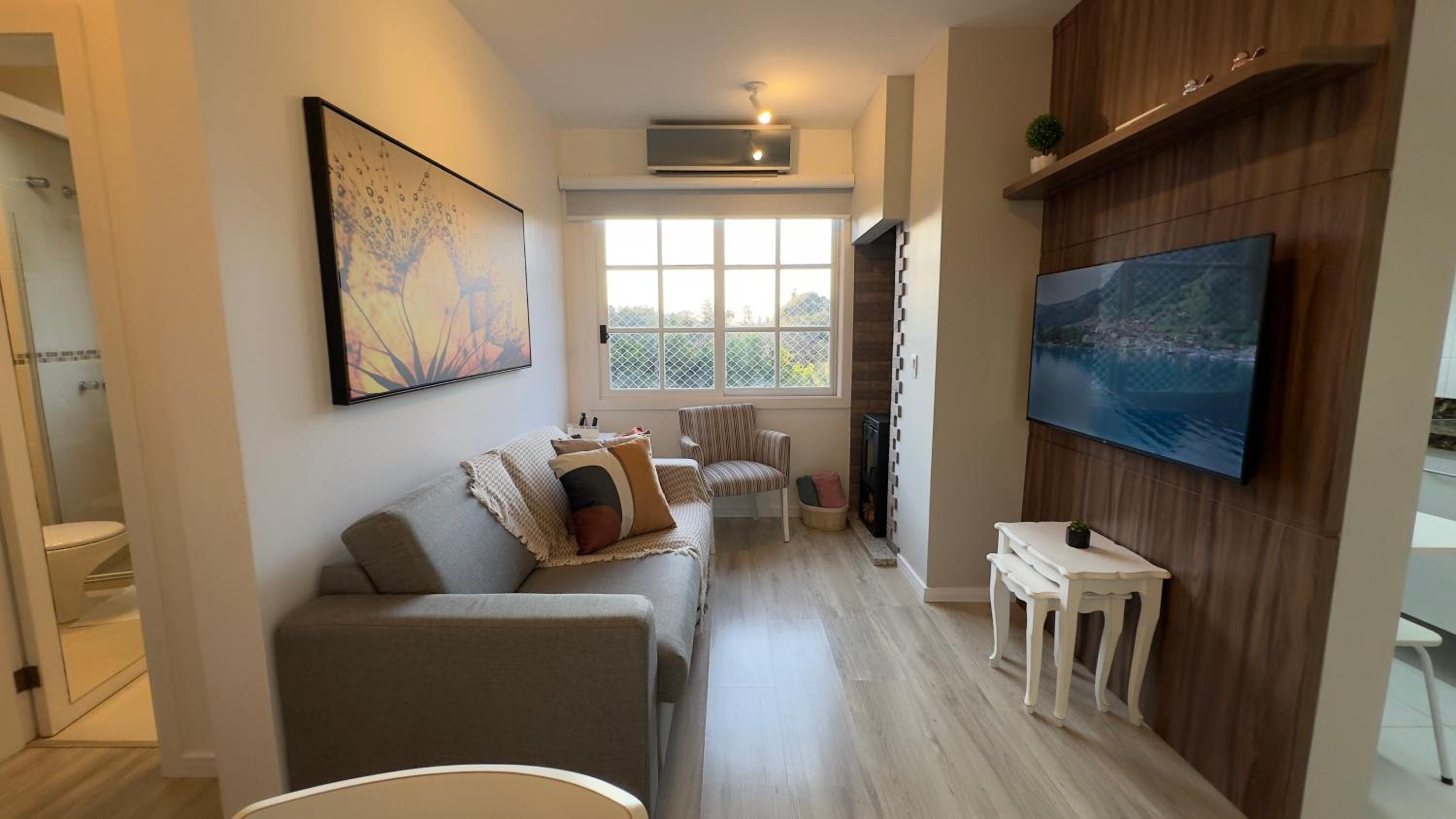 Apartamento à 10 min Centro para 06 Pessoas com Lareira, Ar condicionado e Wi-Fi Veloz