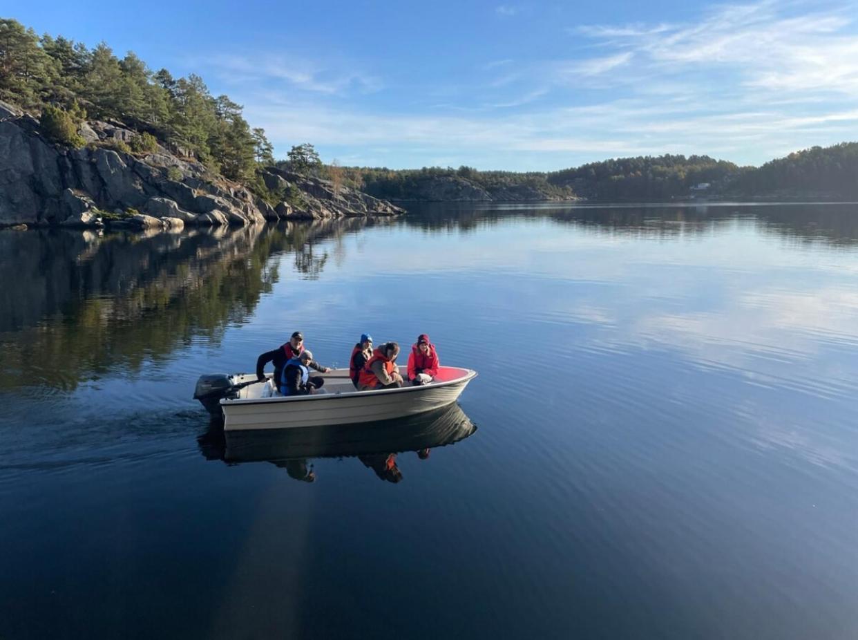 Cottage, boat, spa, private dock, Lillesand view 4