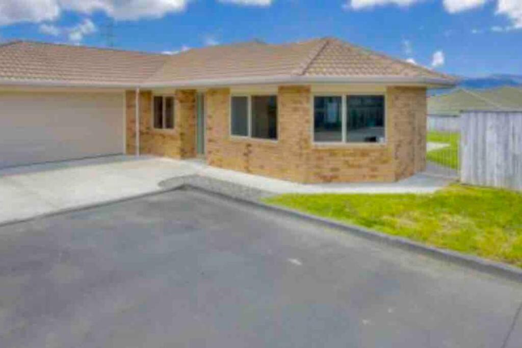 Entire House!3Bedroom,2 Bathroom, Fully FencedYard view 4