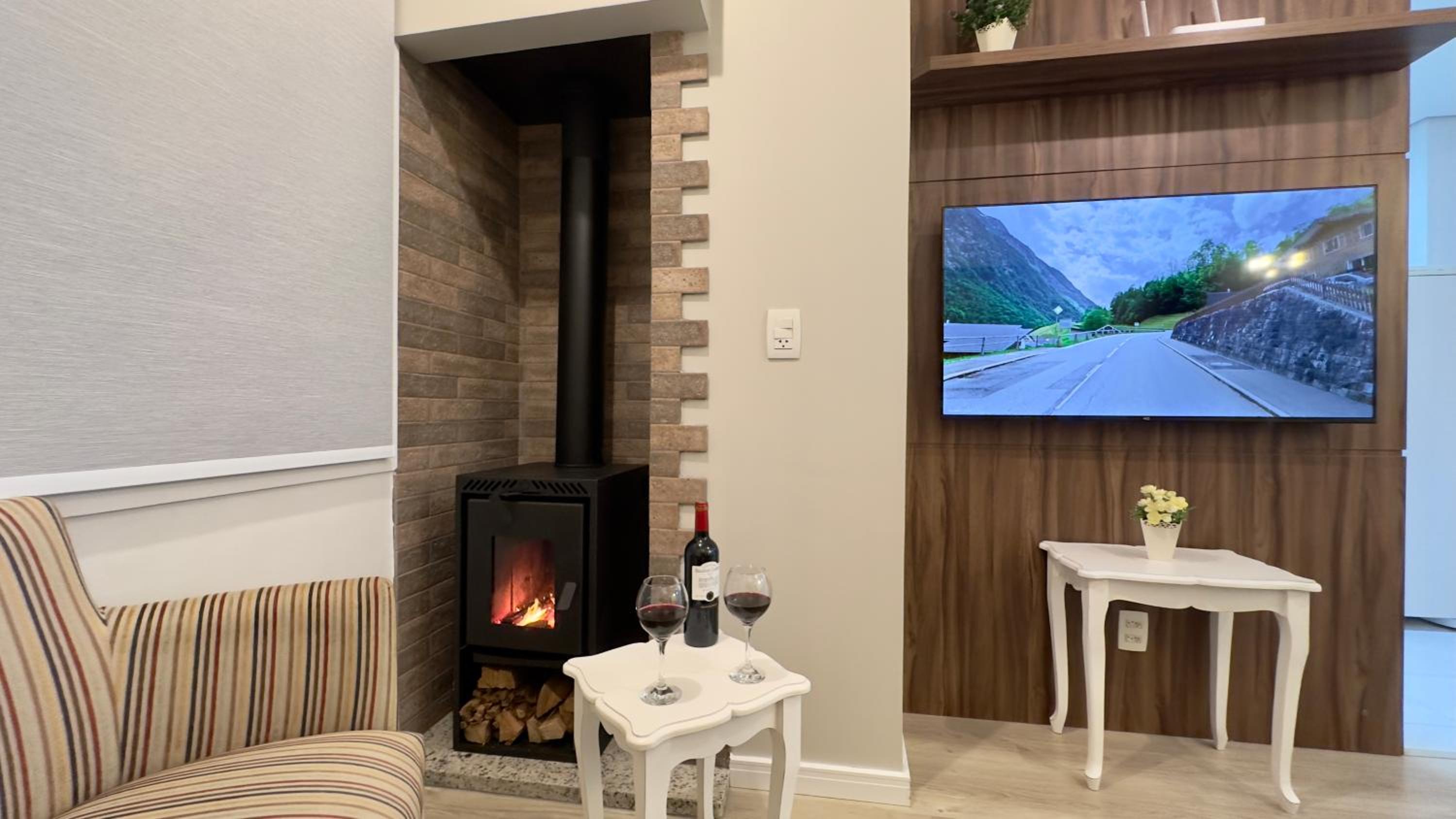 Apartamento à 10 min Centro para 06 Pessoas com Lareira, Ar condicionado e Wi-Fi Veloz