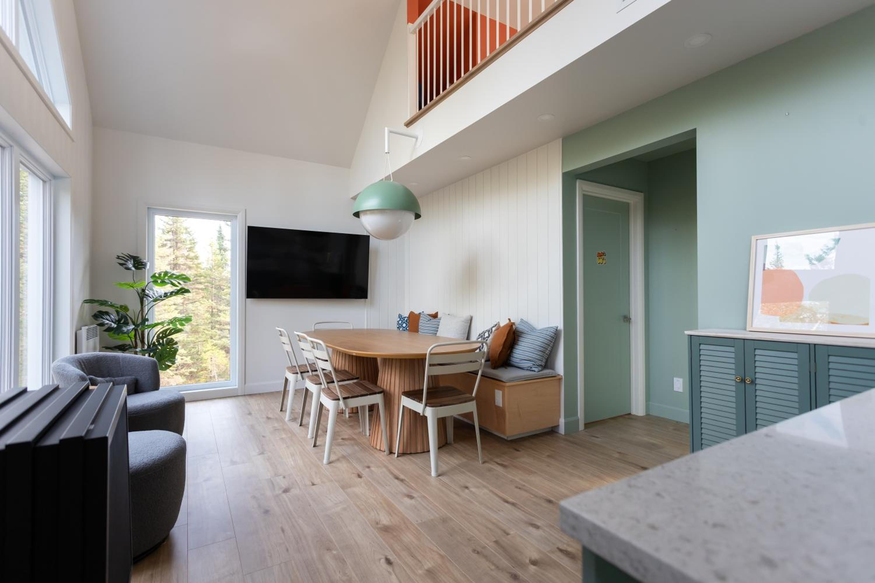 L'intemporel - Retro Chalet with Private Lake and Hot Tub
