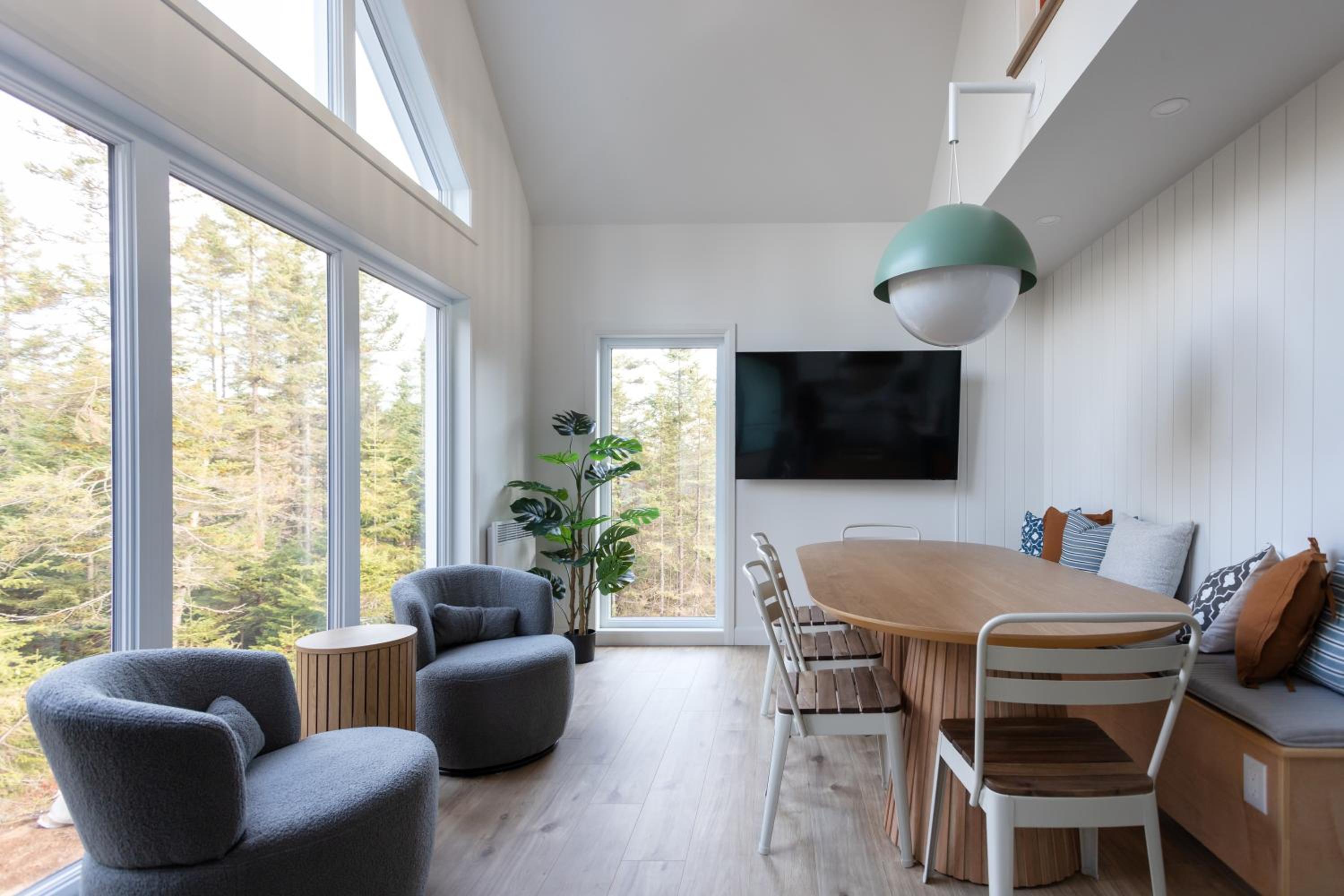 L'intemporel - Retro Chalet with Private Lake and Hot Tub