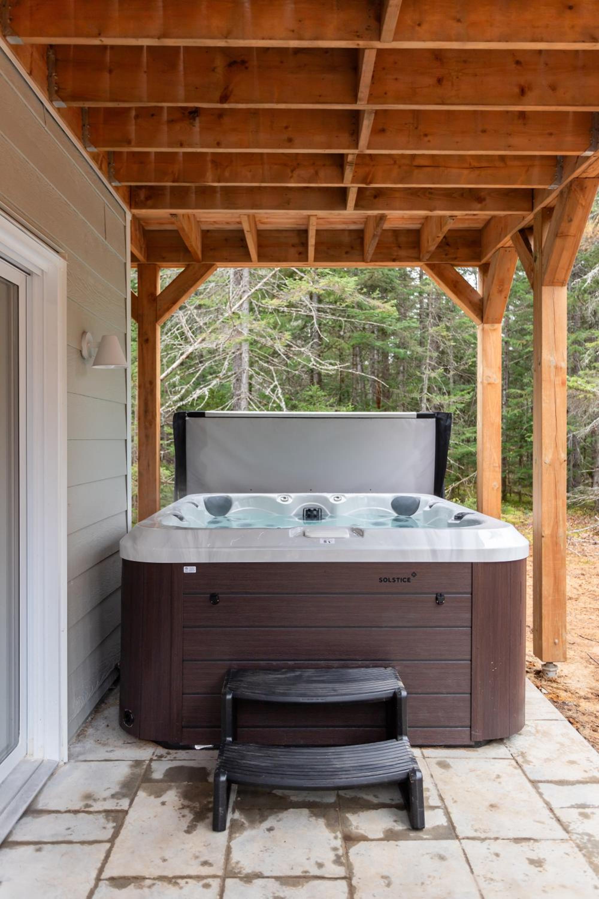 L'intemporel - Retro Chalet with Private Lake and Hot Tub