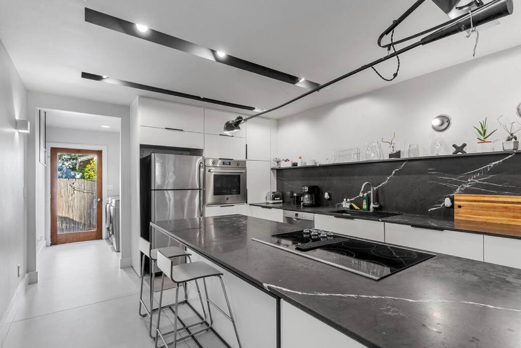 NoHo Luxury Spacious 3Bedroom Home with Hot Tub