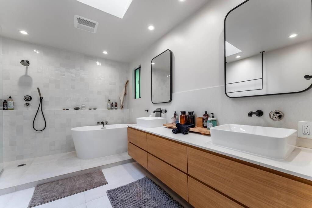 NoHo Luxury Spacious 3Bedroom Home with Hot Tub