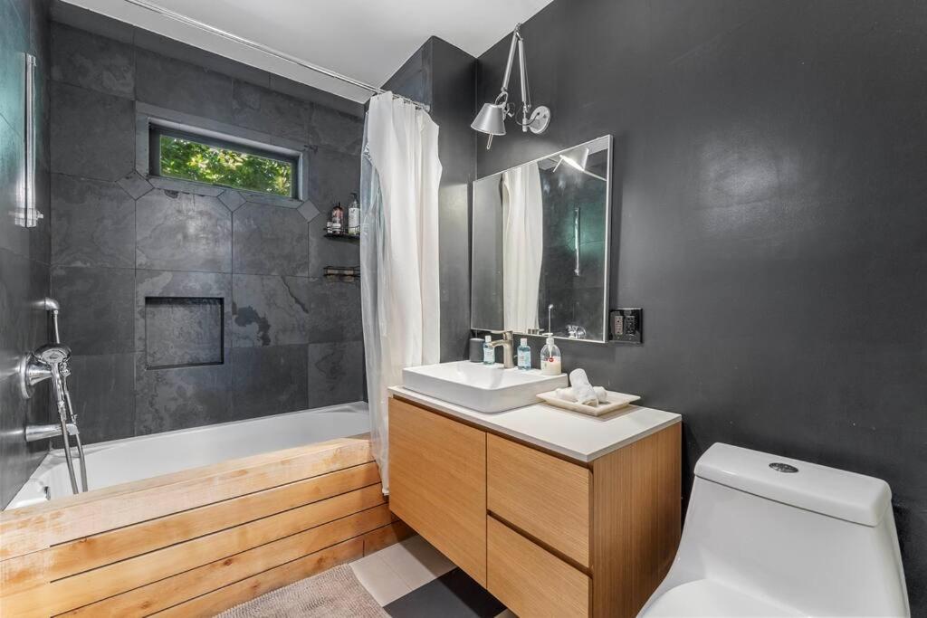 NoHo Luxury Spacious 3Bedroom Home with Hot Tub
