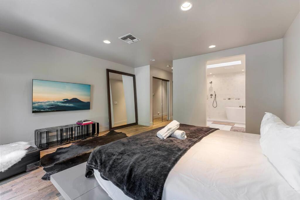 NoHo Luxury Spacious 3Bedroom Home with Hot Tub