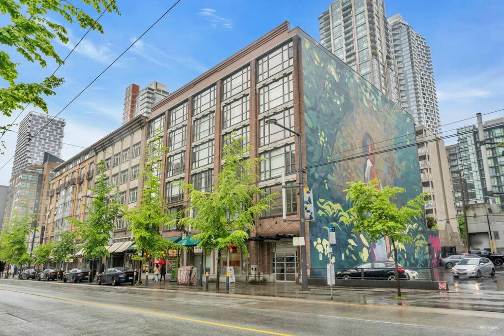 Lovely 2-Bedrooms Downtown suite Free Parking