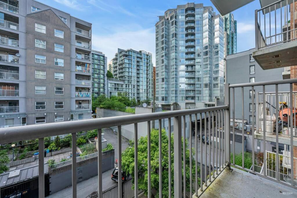 Lovely 2-Bedrooms Downtown suite Free Parking