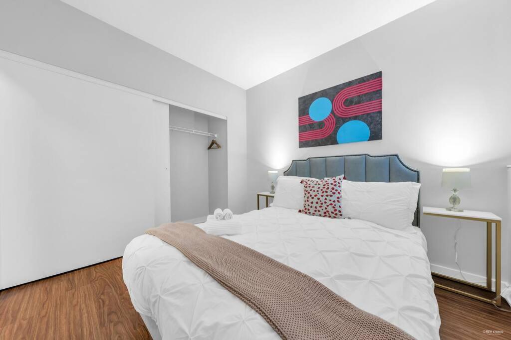 Lovely 2-Bedrooms Downtown suite Free Parking