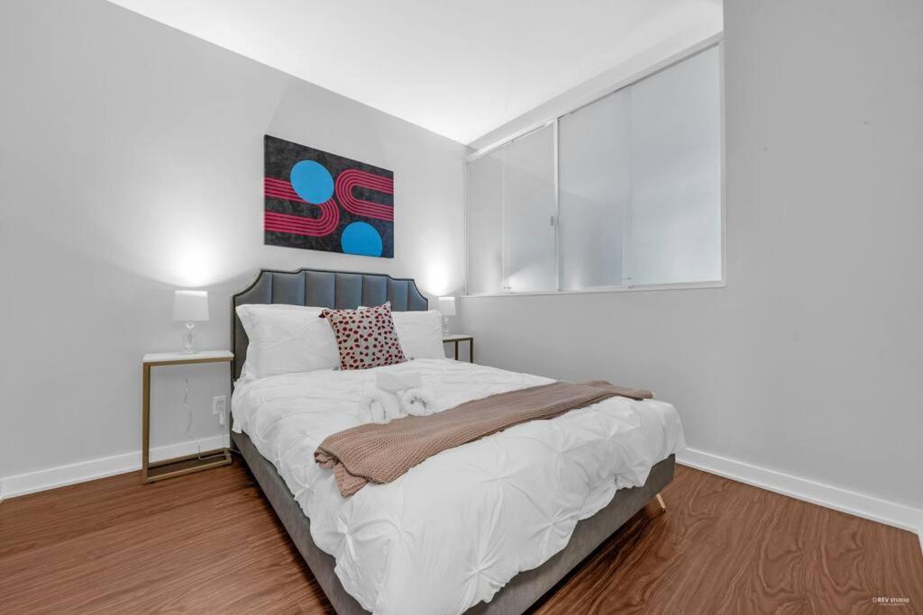 Lovely 2-Bedrooms Downtown suite Free Parking