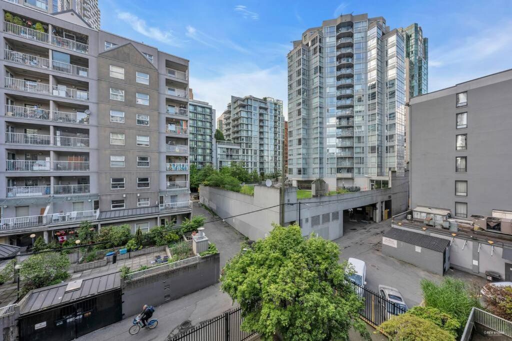 Lovely 2-Bedrooms Downtown suite Free Parking