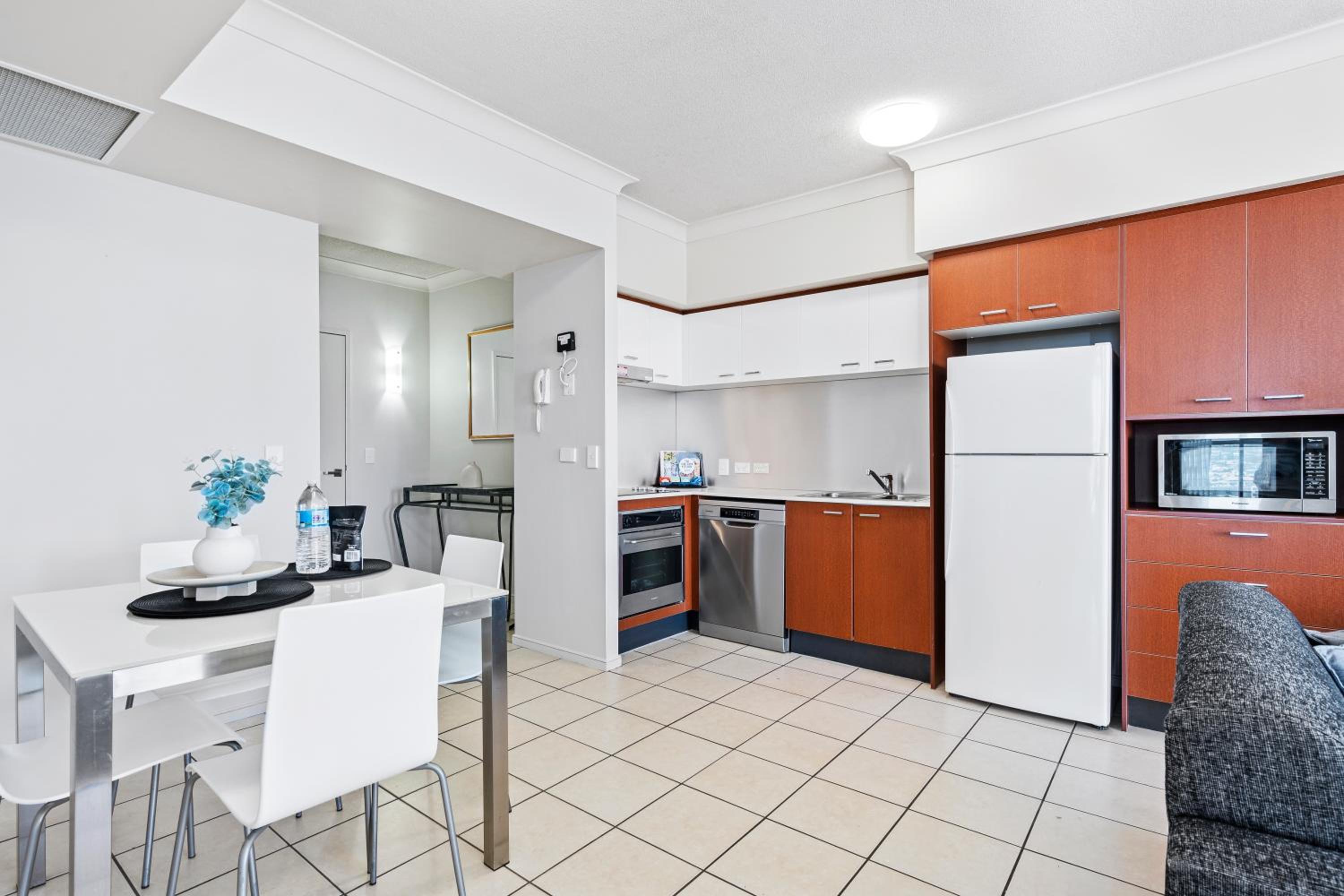 Chevron Renaissance Apartments - Hosted by Wow Stay
