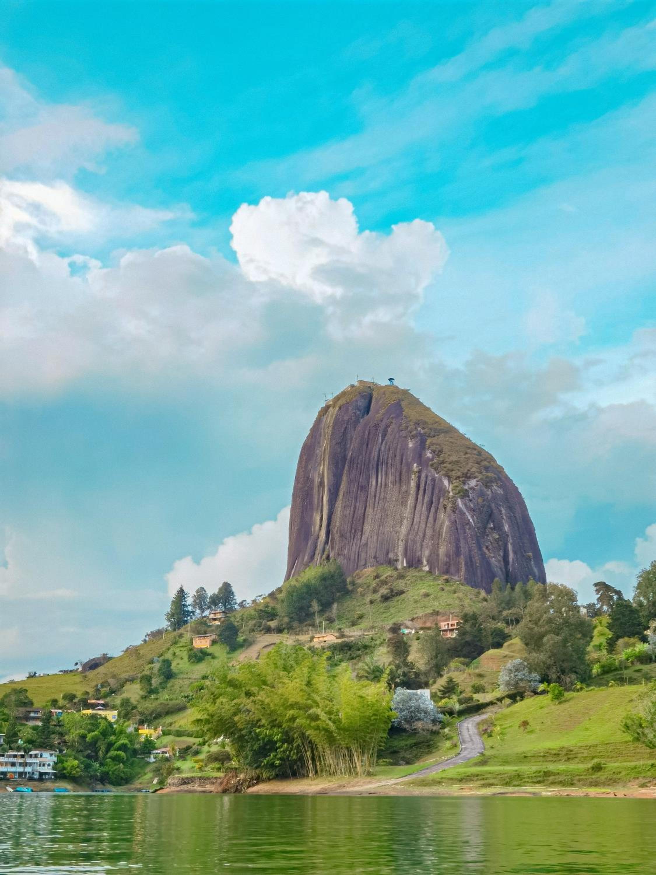Descanso Bajo La Piedra Del Peñol