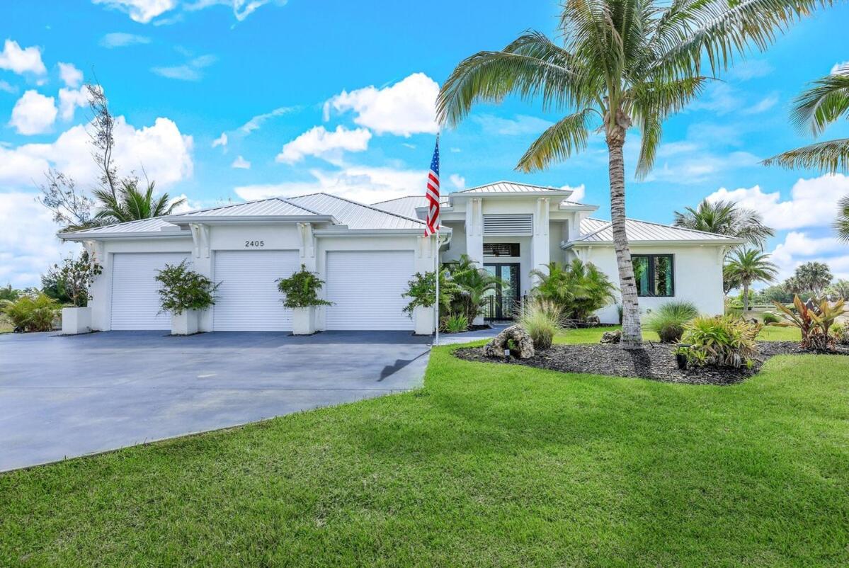 New Gorgeous Smart Home with Heated Pool & Canal