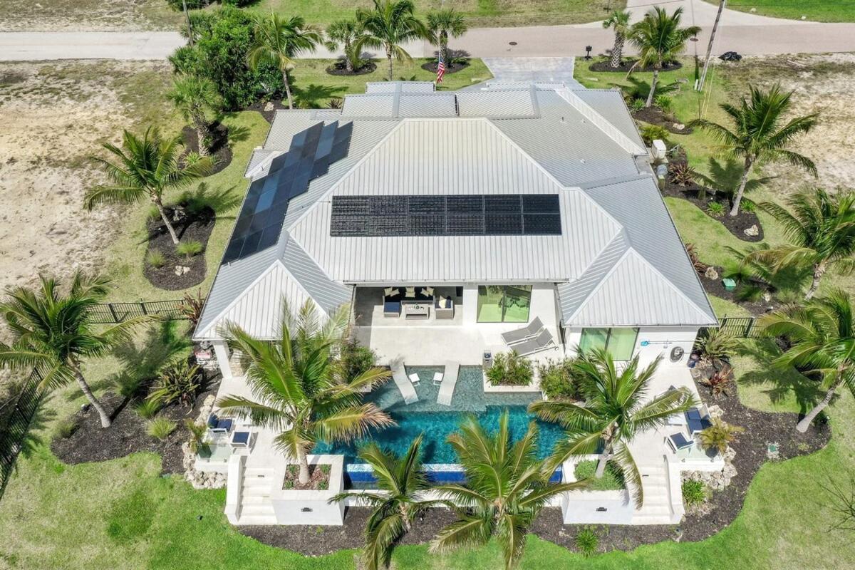New Gorgeous Smart Home with Heated Pool & Canal