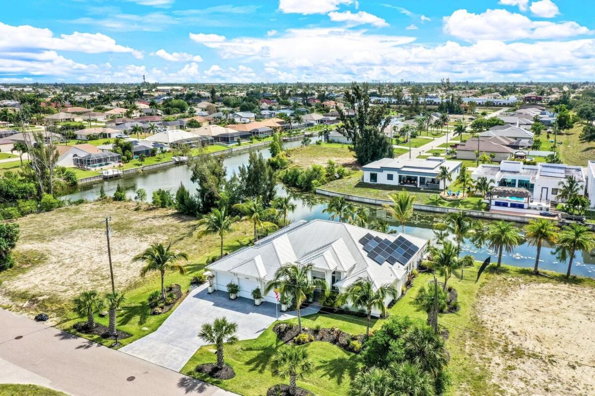 New Gorgeous Smart Home with Heated Pool & Canal