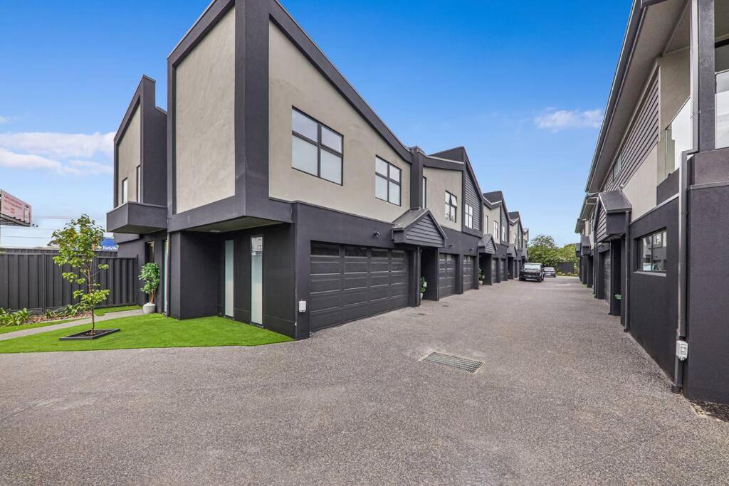 Ned-2B2B-Effortless Bayside Living-Brighton East