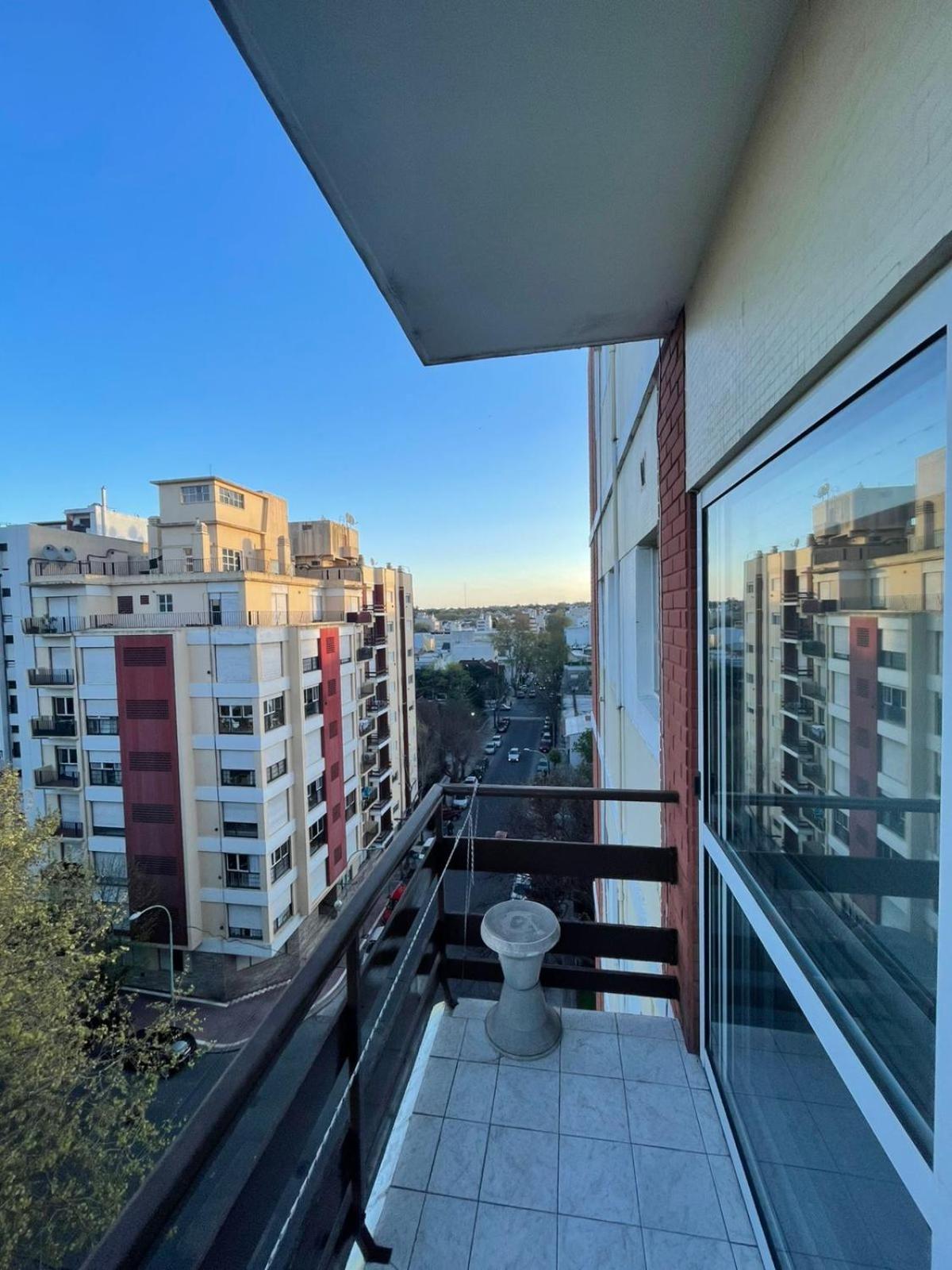 Monoambiente con balcón zona Güemes!