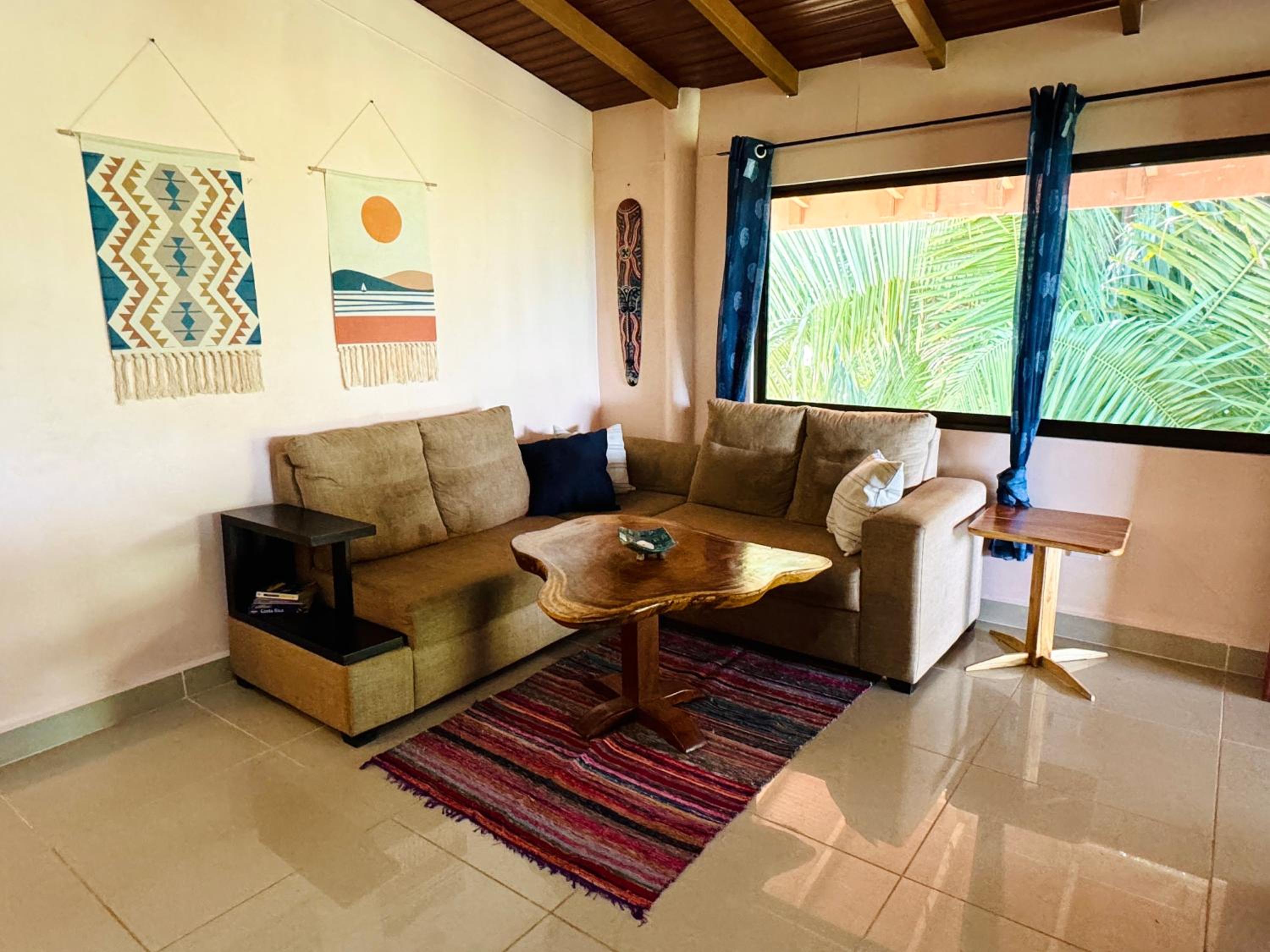 4 Beautiful top unit, pvt deck, GREAT location!