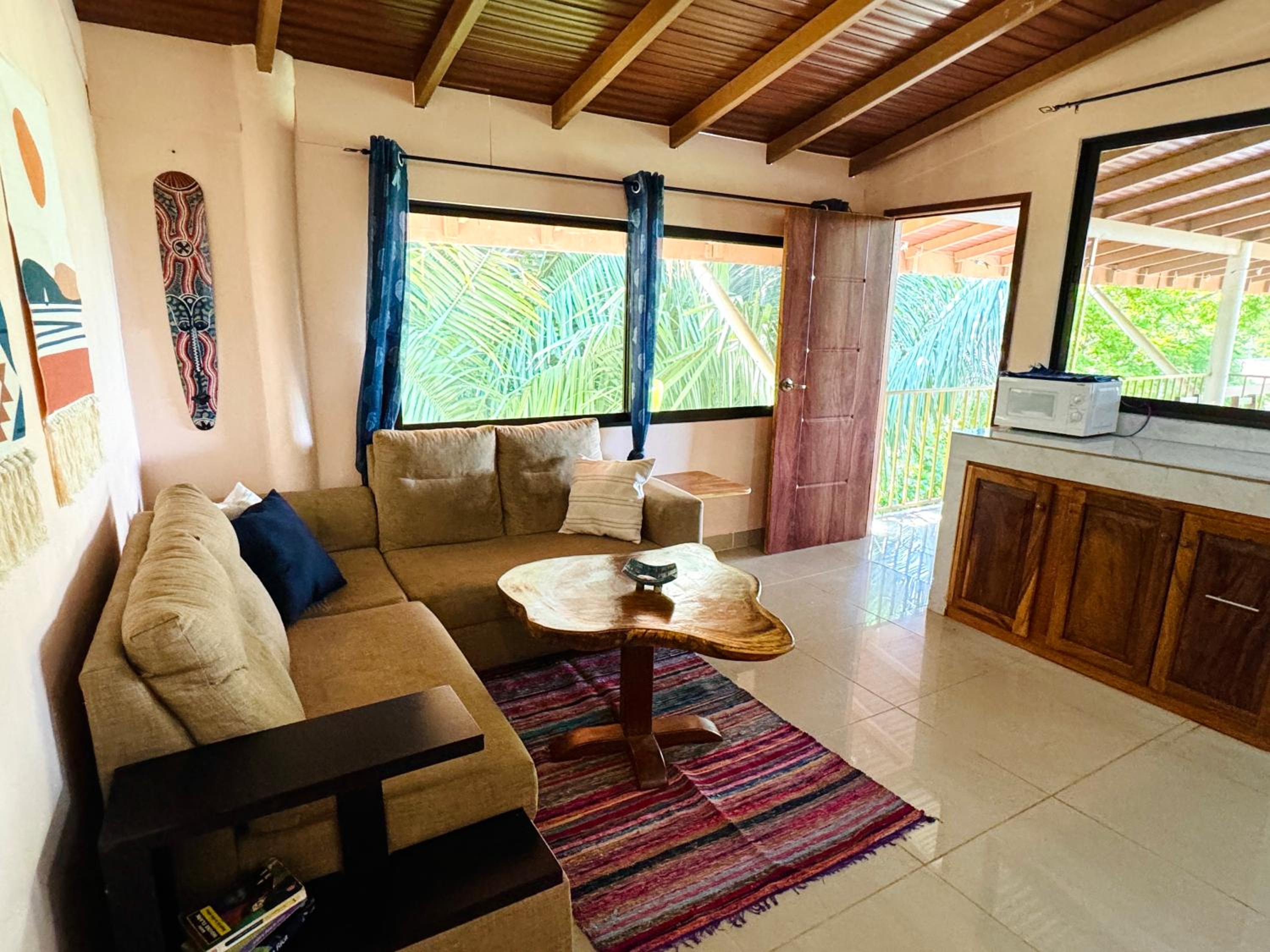 4 Beautiful top unit, pvt deck, GREAT location!