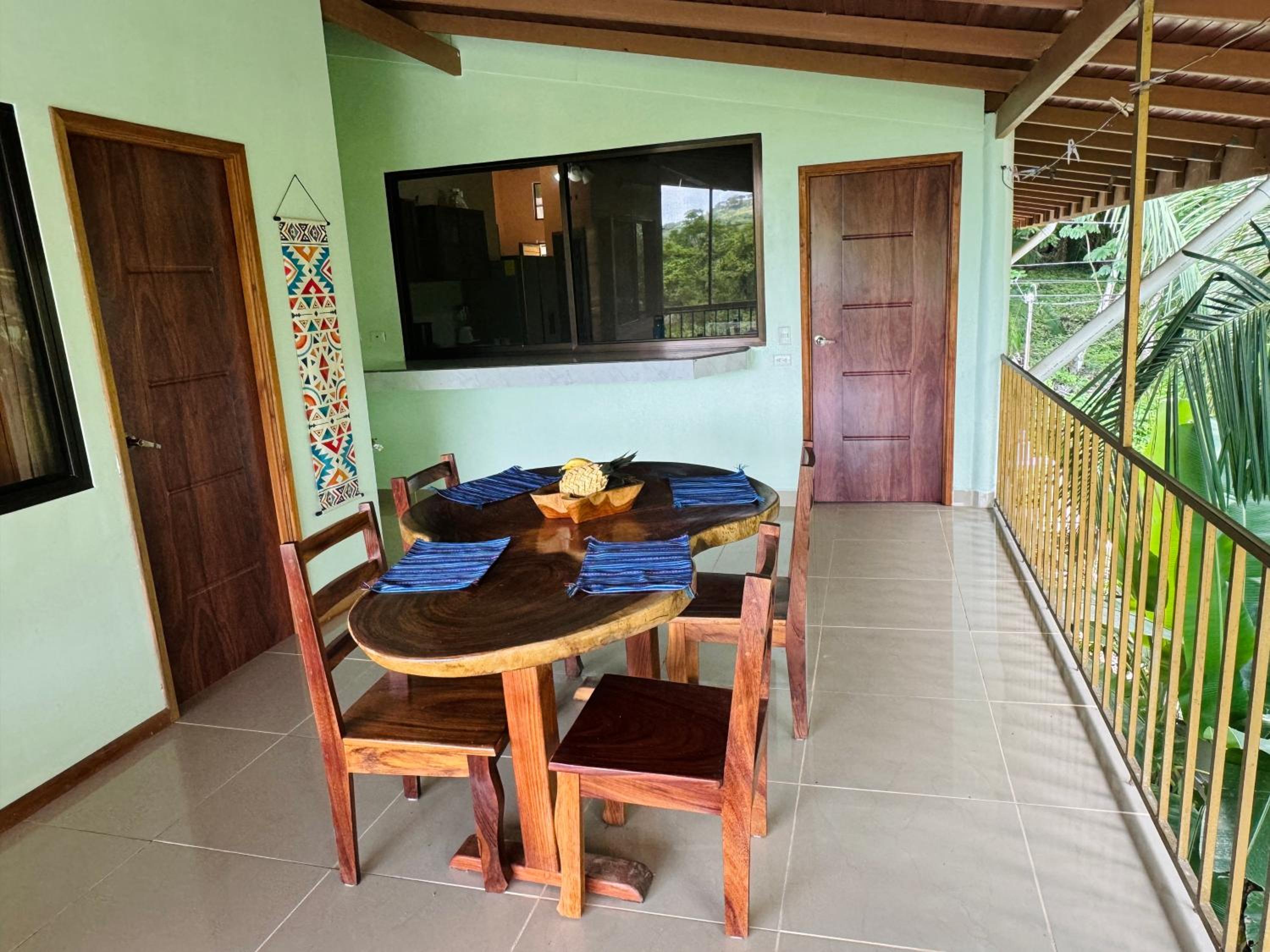 4 Beautiful top unit, pvt deck, GREAT location!