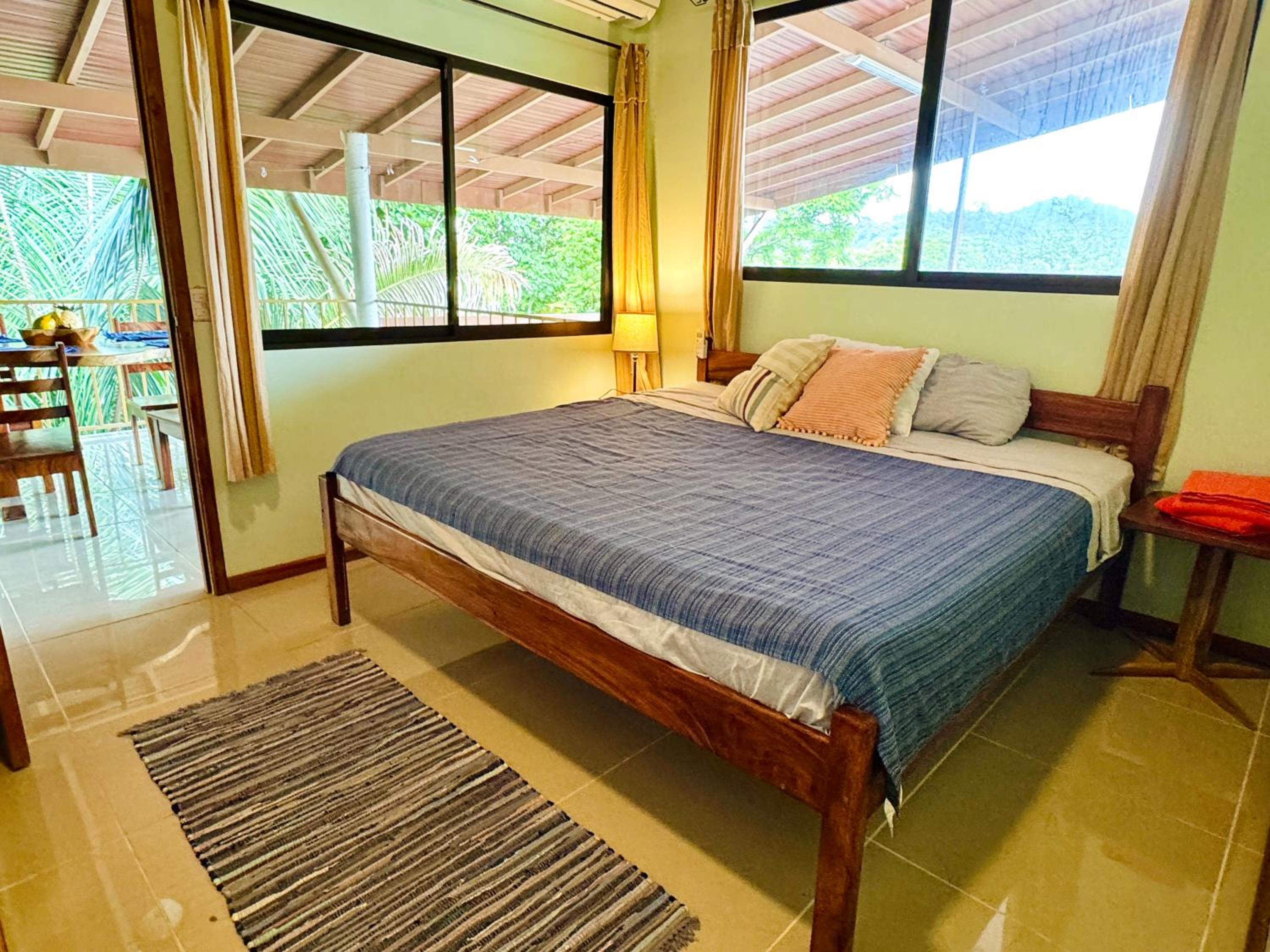 4 Beautiful top unit, pvt deck, GREAT location!