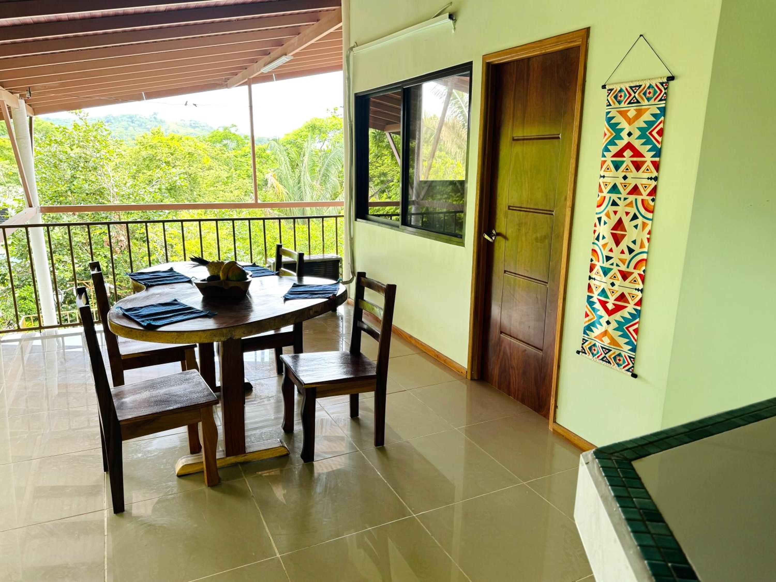 4 Beautiful top unit, pvt deck, GREAT location!