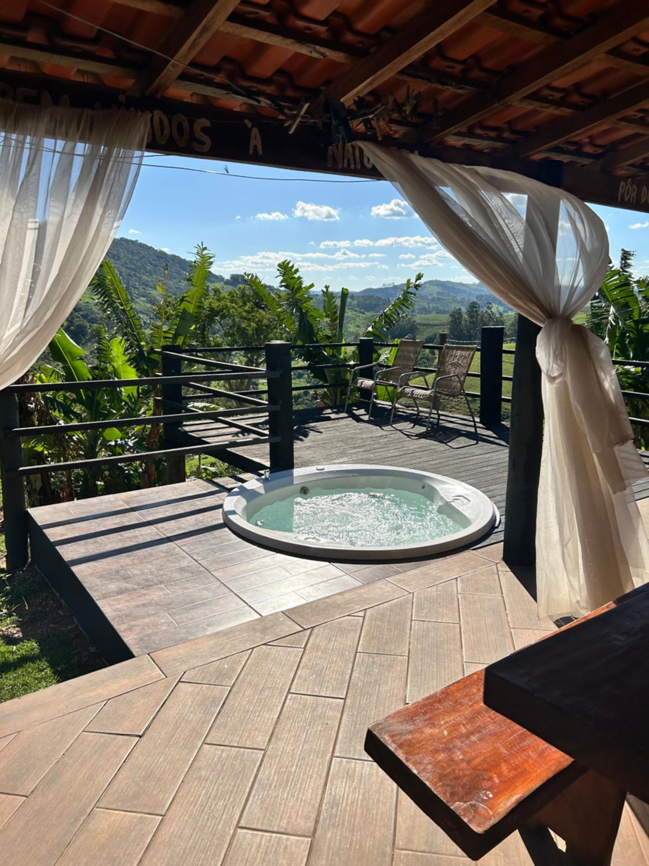 Chalé rústico de madeira perto de cachoeira