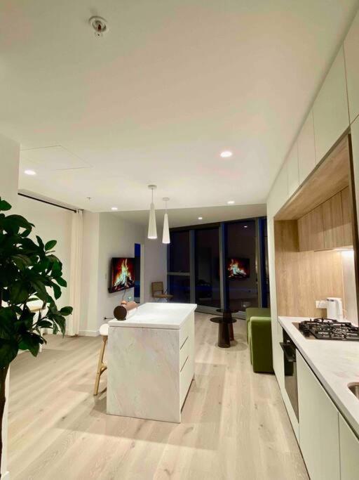 Chic 2BR Luxury Apt in Prime West Side Complex Center of It All