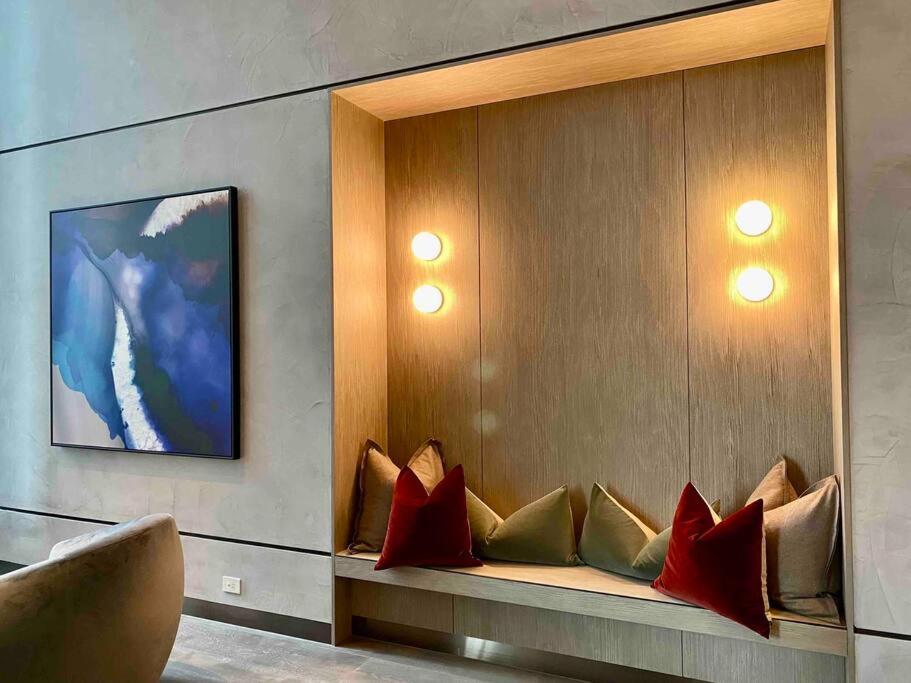 Chic 2BR Luxury Apt in Prime West Side Complex Center of It All