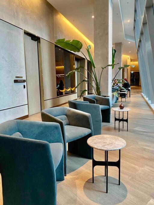 Chic 2BR Luxury Apt in Prime West Side Complex Center of It All